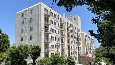 中台工業伊東マンション　ヴィラ山の上｜レトロモダンな室礼　個別温泉ヒノキ風呂